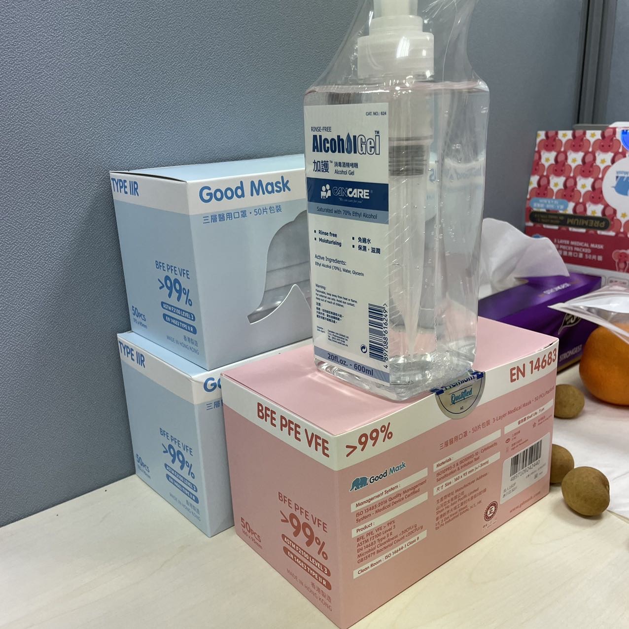 口罩，酒精凝胶