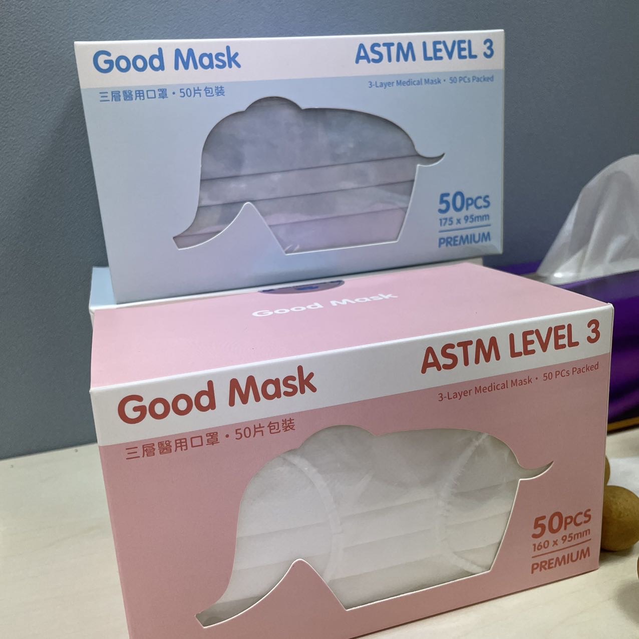 口罩，酒精凝胶