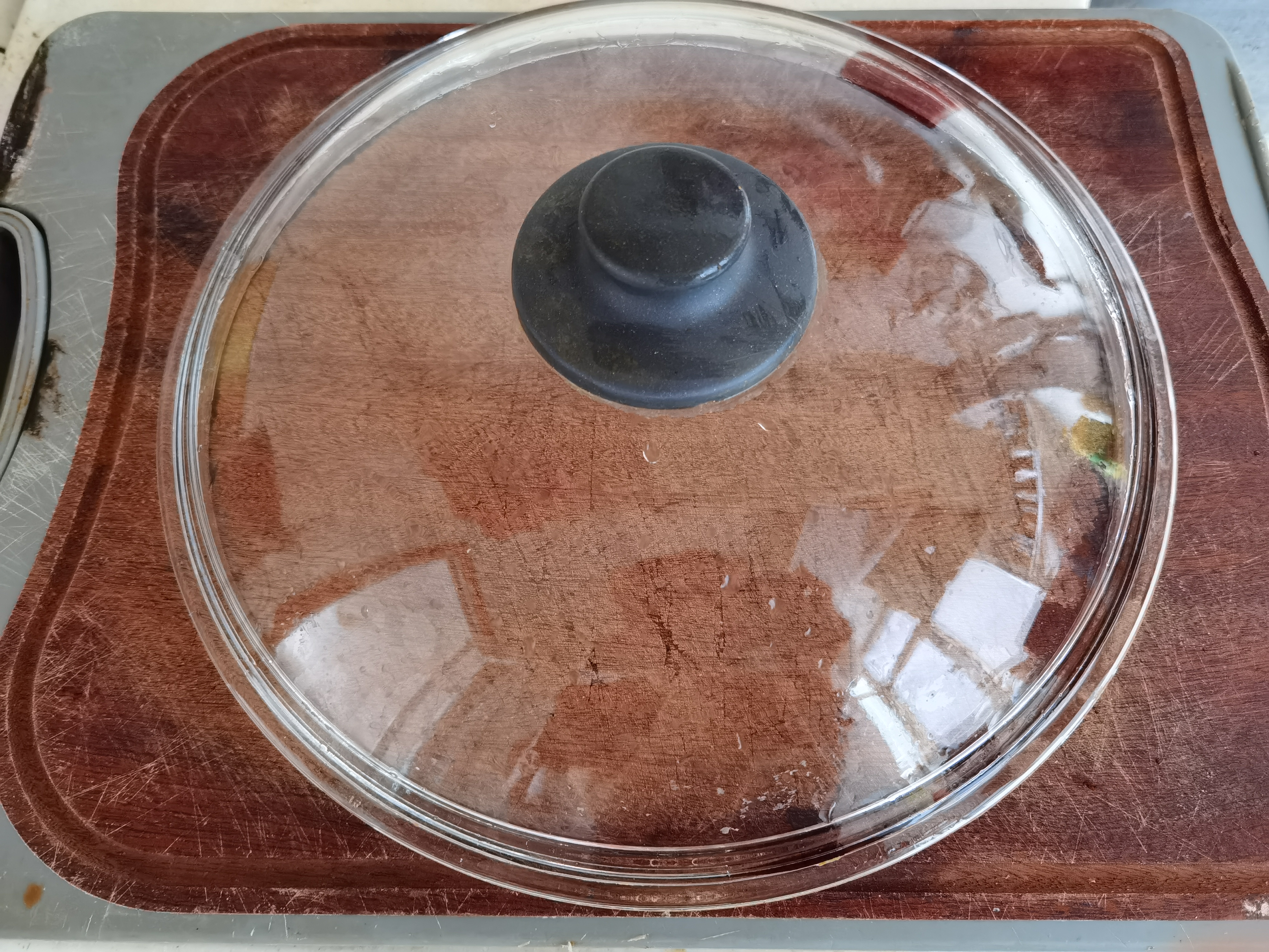 日用杂货若干：杯子凳子衣架锅盖垃圾桶