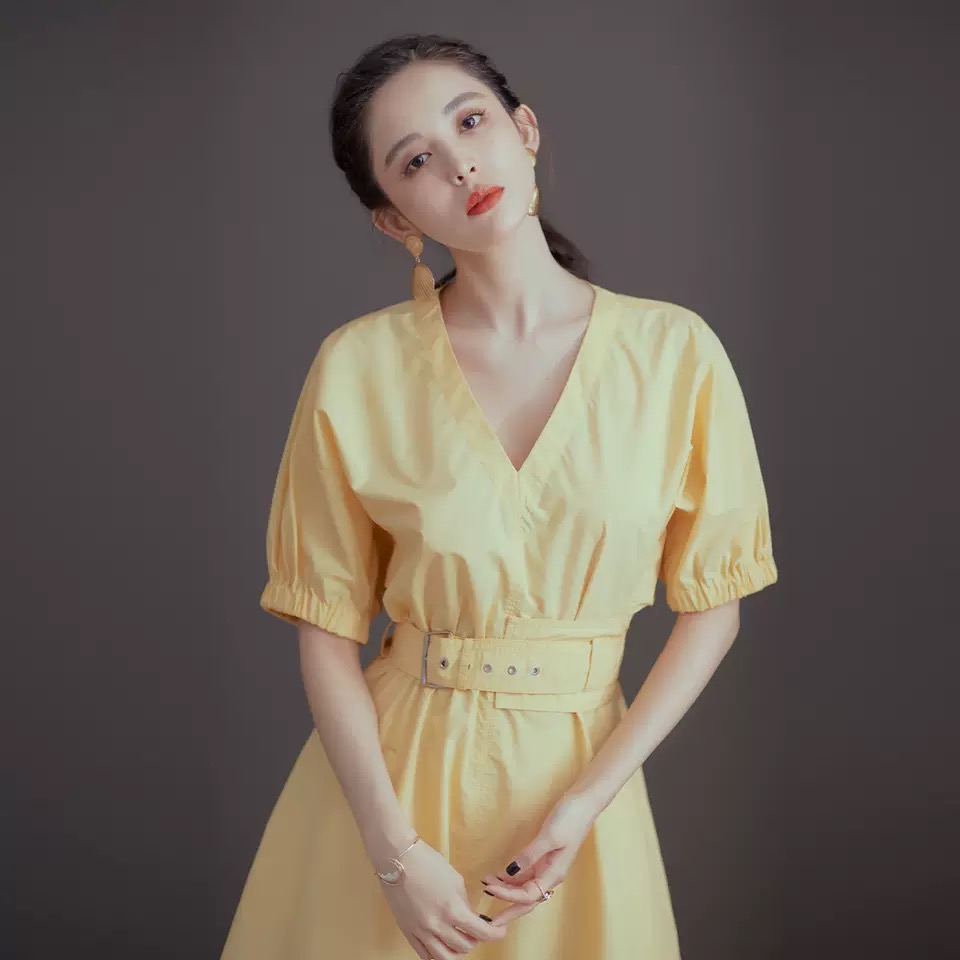 黄色连衣裙