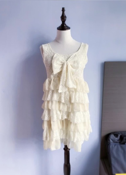 蕾絲滾邊吊帶縷空多層連衣裙