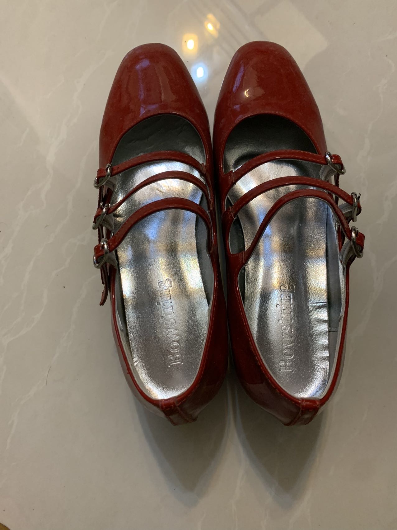 红色玛丽珍中跟鞋