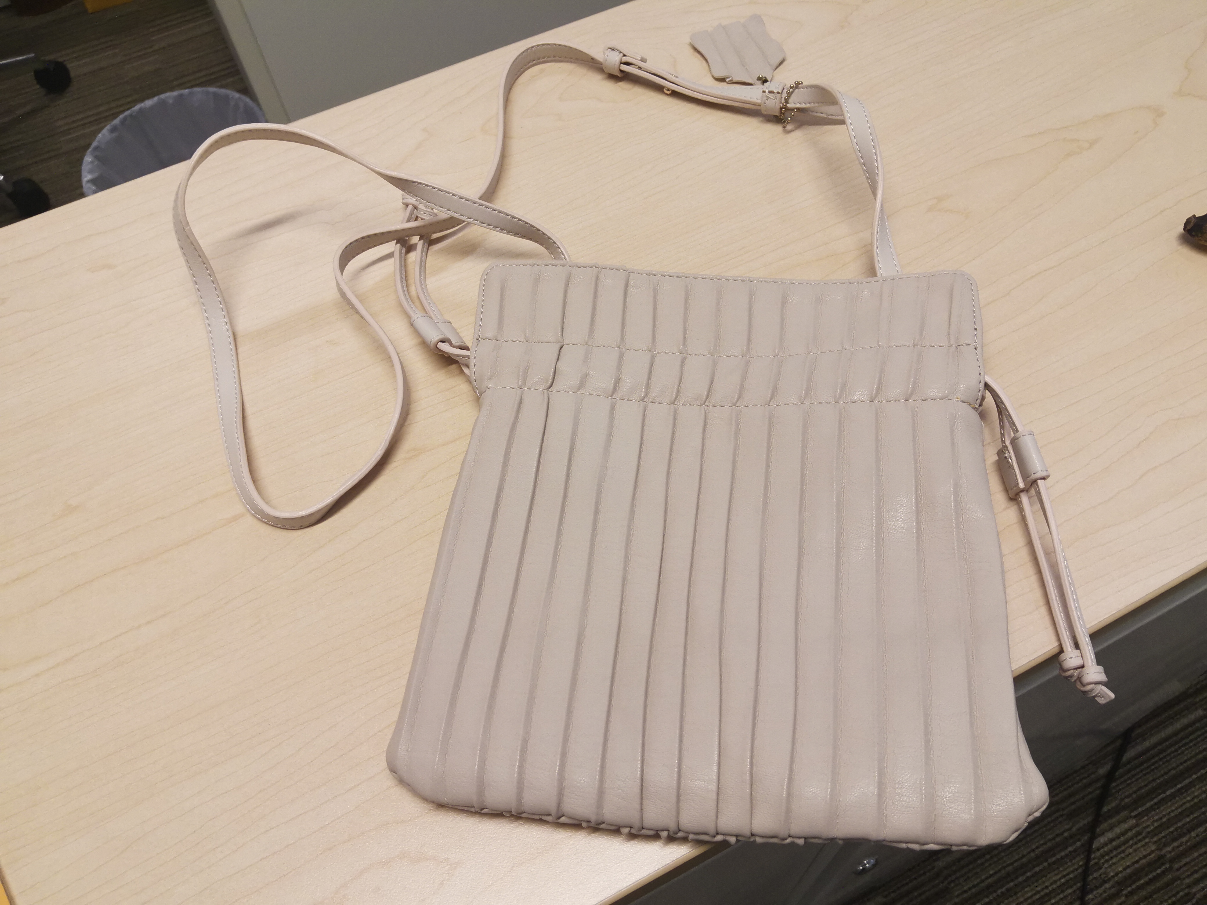 方形米白色包包