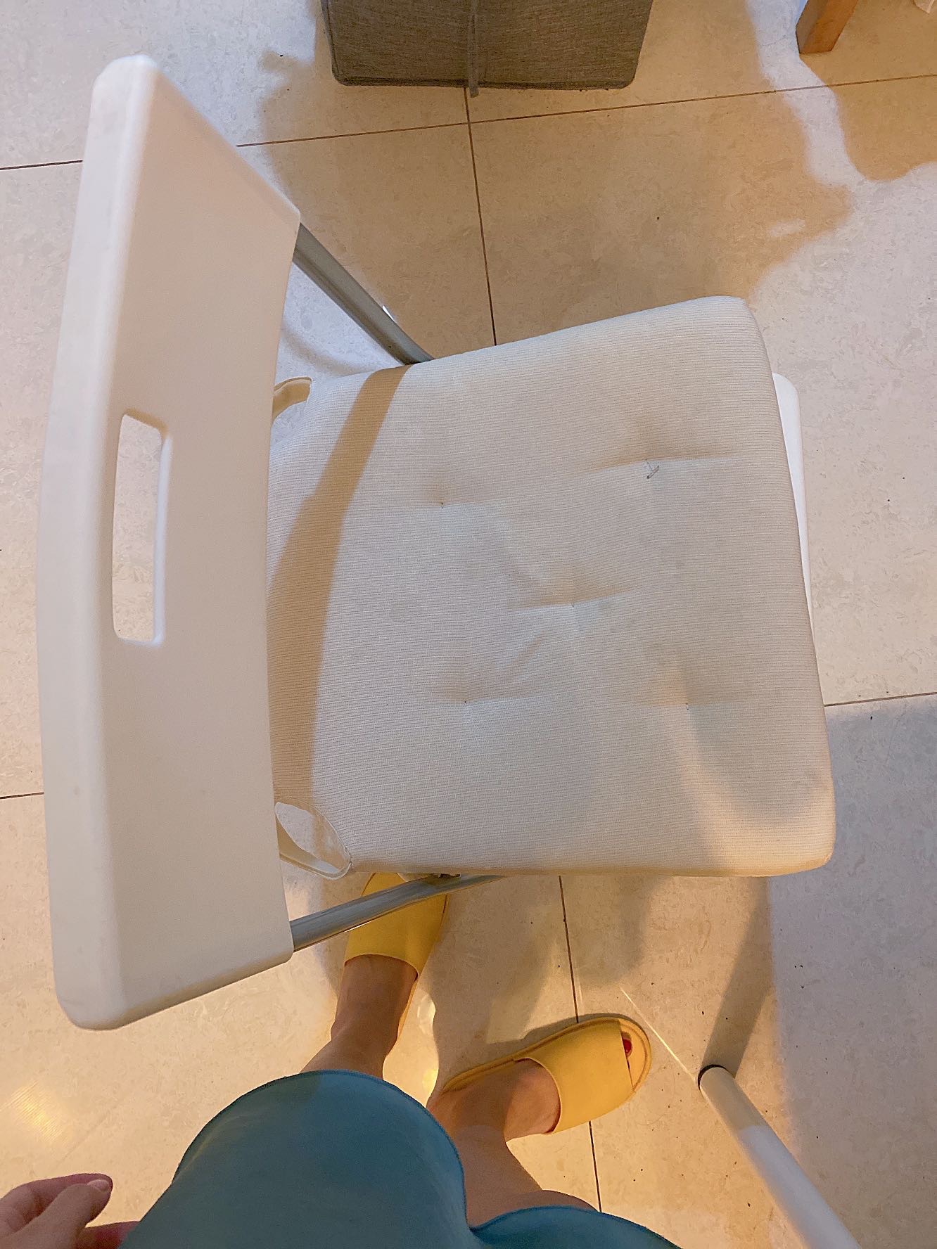 插线板、拉蒜器、坐垫、加湿器、杂物