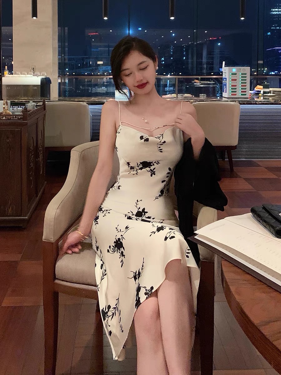 林关关 高级感法式吊带裙女夏缎面设计感小众外穿气质碎花连衣裙