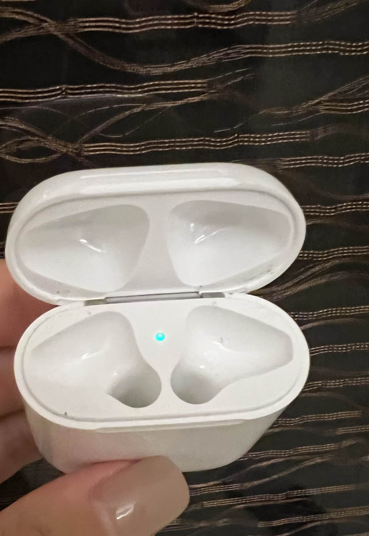 AirPods2充电仓