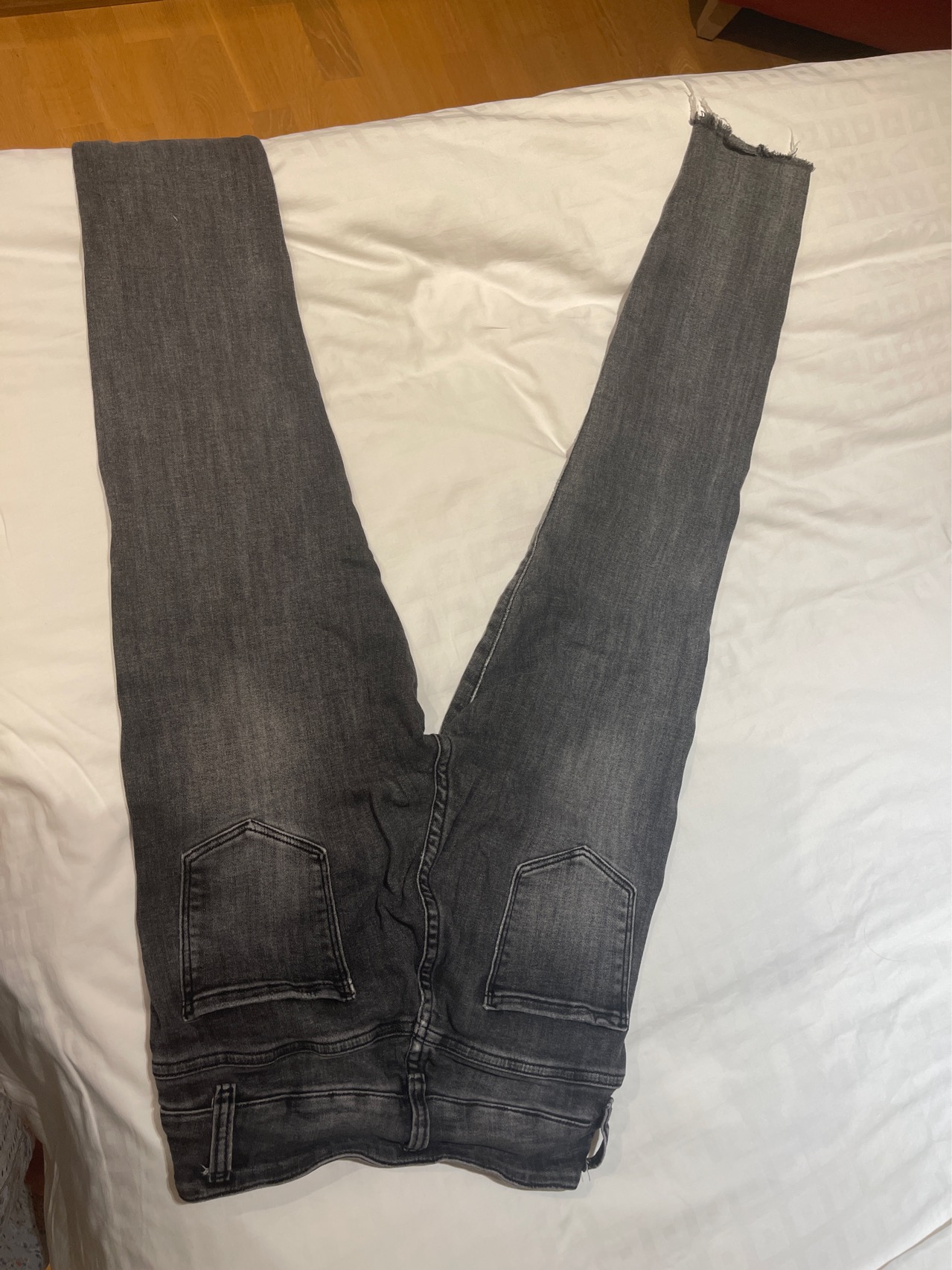 灰黑色弹力牛仔裤