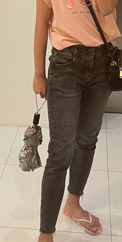 灰黑色弹力牛仔裤