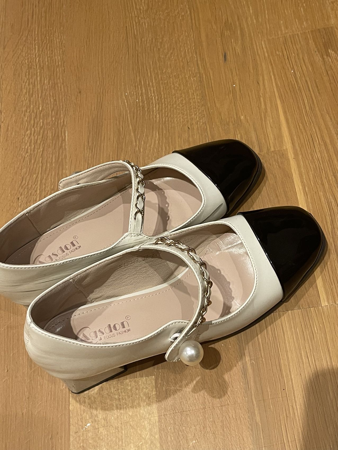 白色包头粗跟高跟鞋