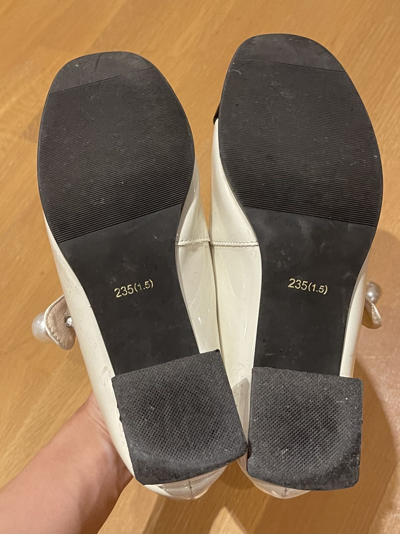 白色包头粗跟高跟鞋