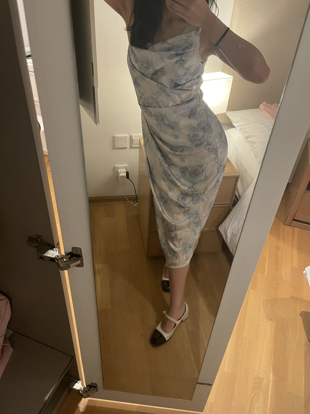 法式吊带缎面连衣裙。