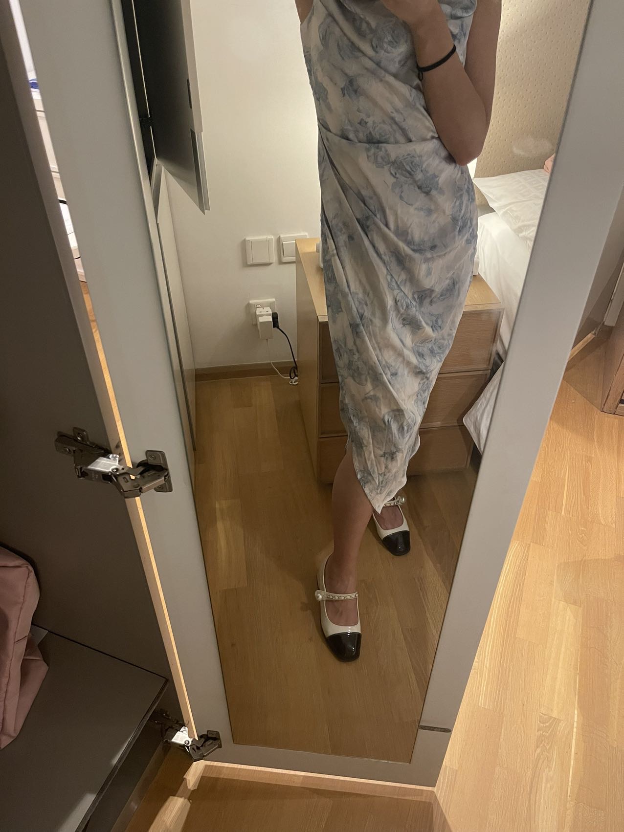 法式吊带缎面连衣裙。