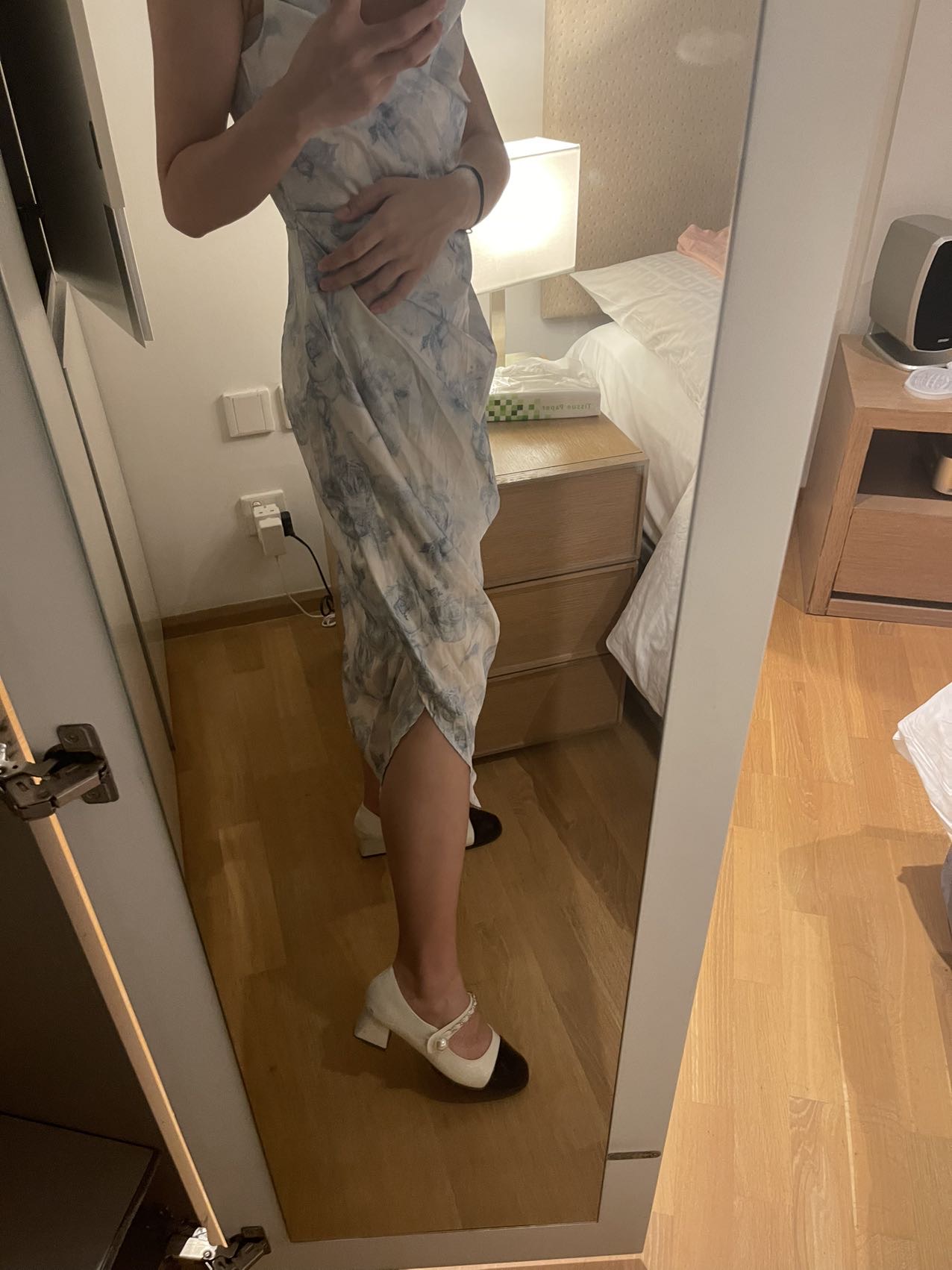 法式吊带缎面连衣裙。