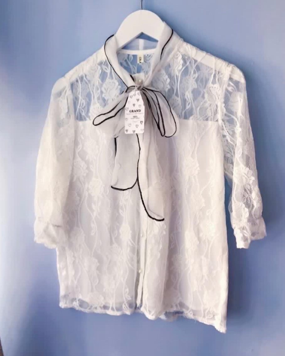 GRAND 珍珠鈕扣雪紡蕾絲蝴蝶結上衣 (size M)