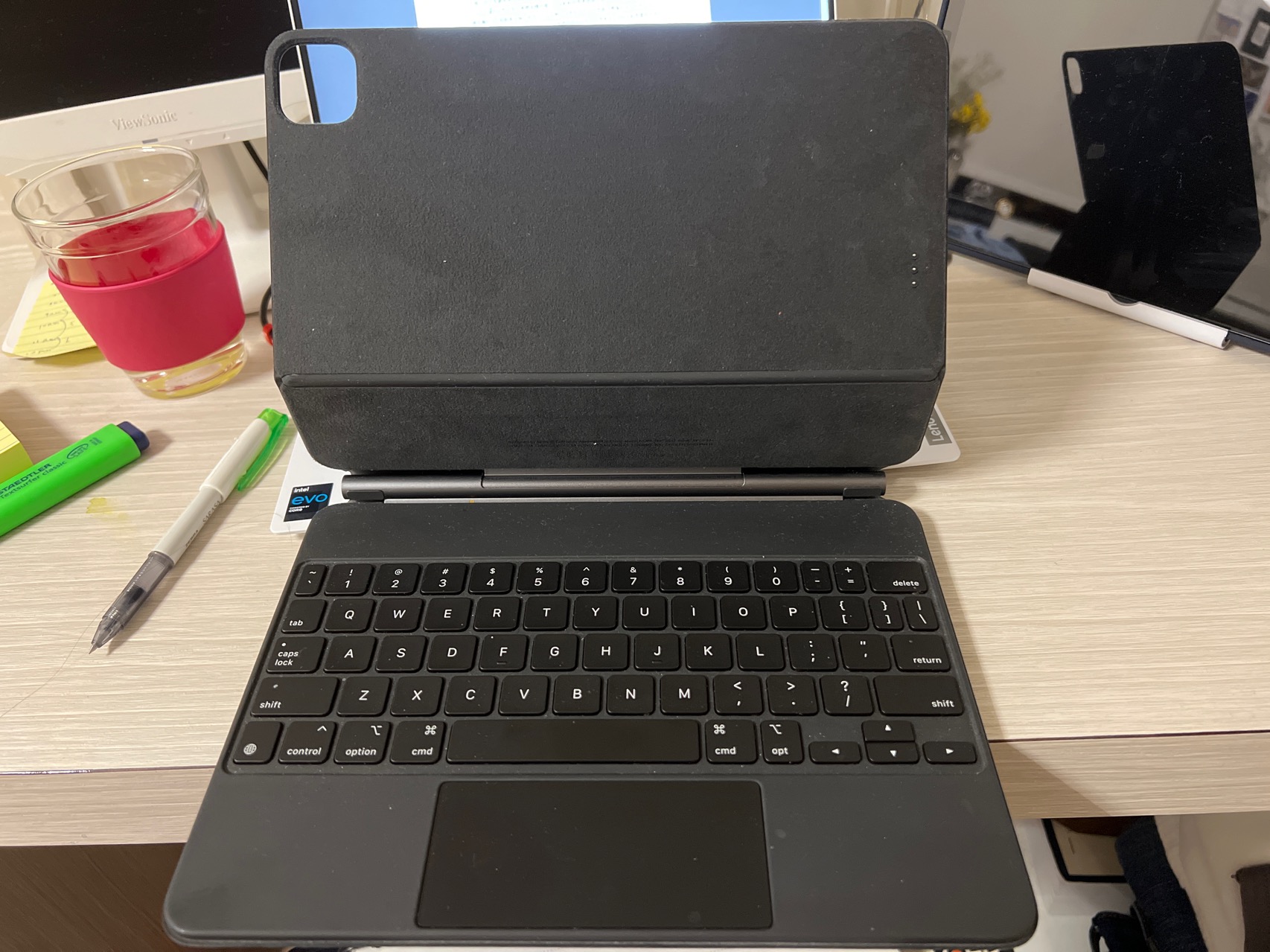 iPad pro 11inch magic keyboard