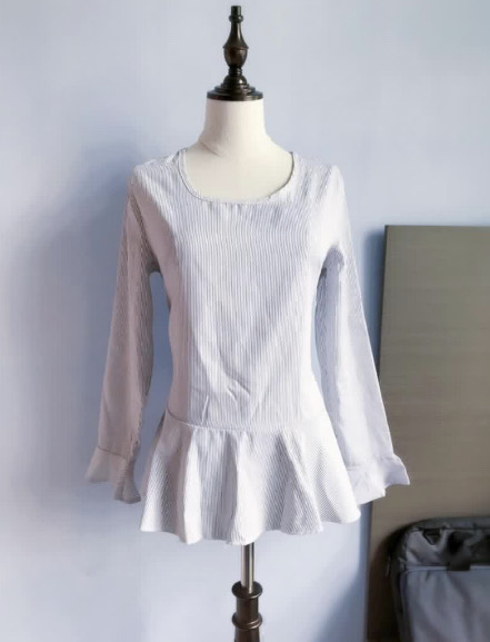 藍色圓領前短後長荷葉邊條紋長袖上衣 (size :m-L)