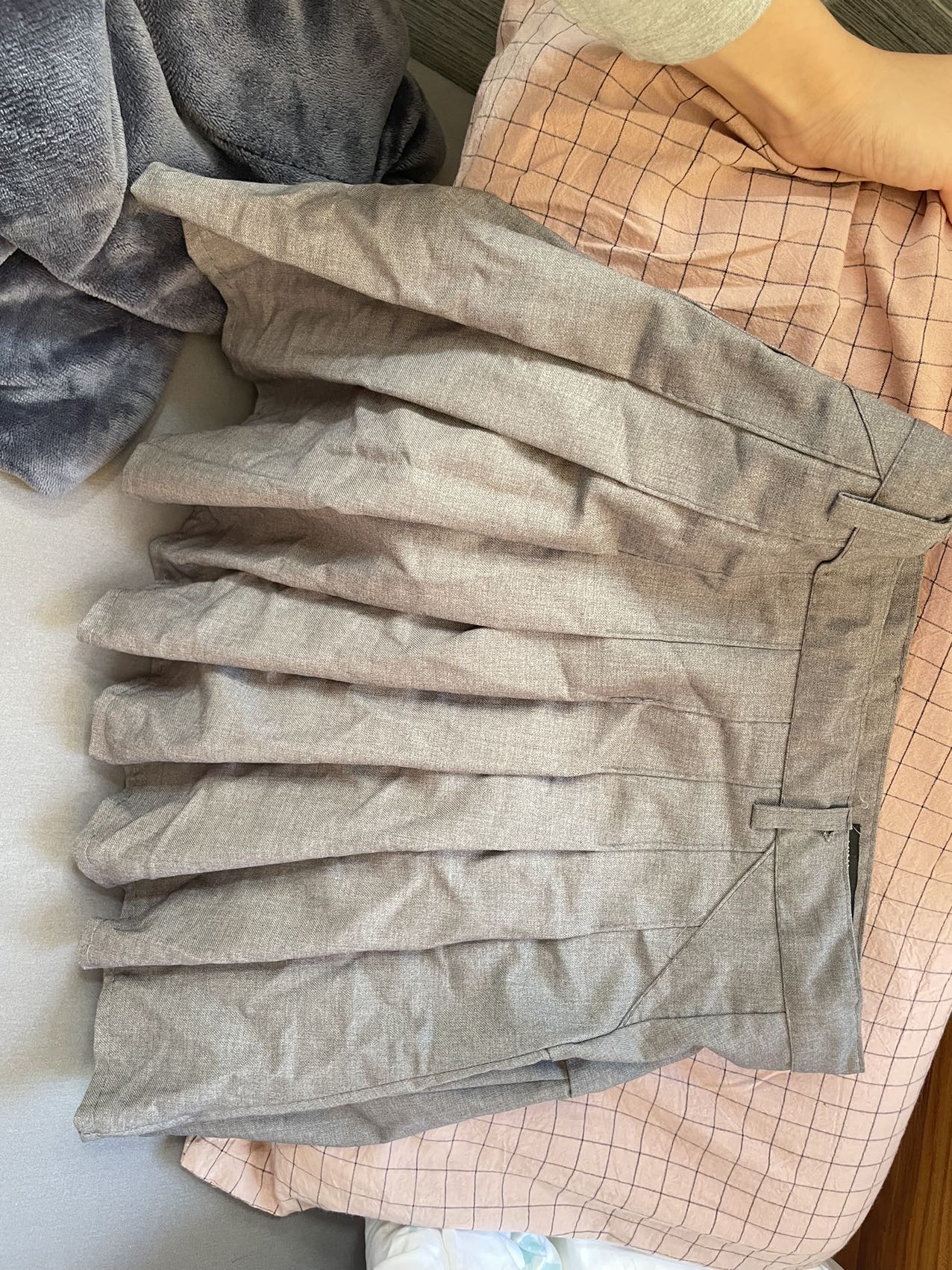 高腰百褶裙防走光设计