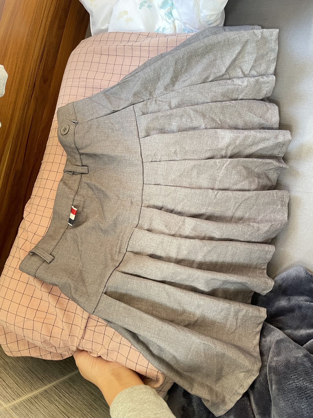 高腰百褶裙防走光设计