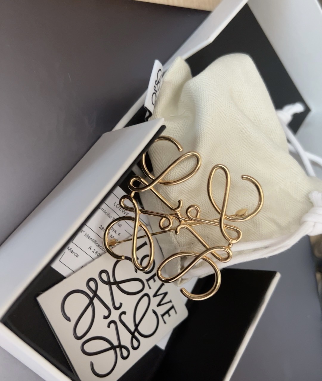 Loewe 经典款金色胸针