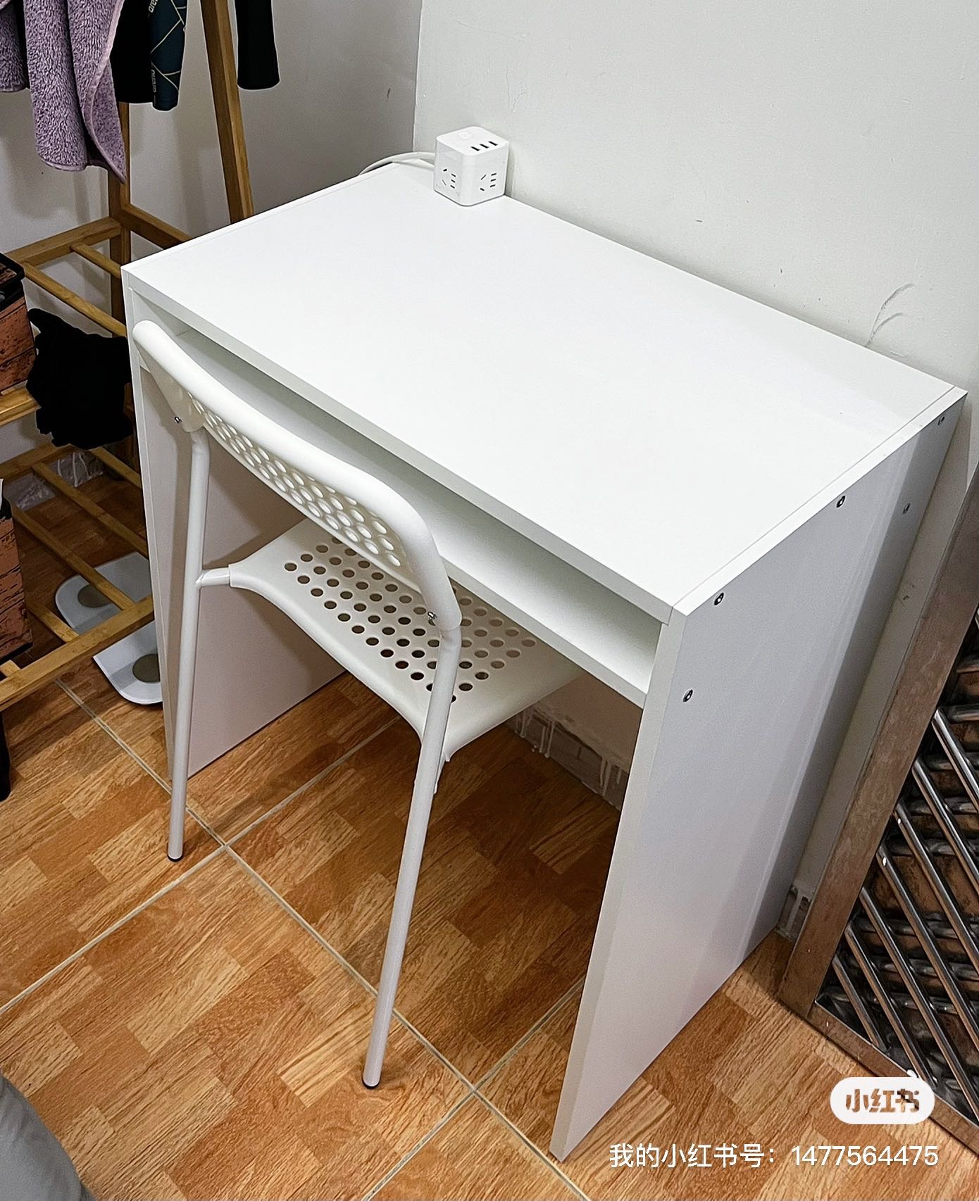 两张宜家TORALD书桌