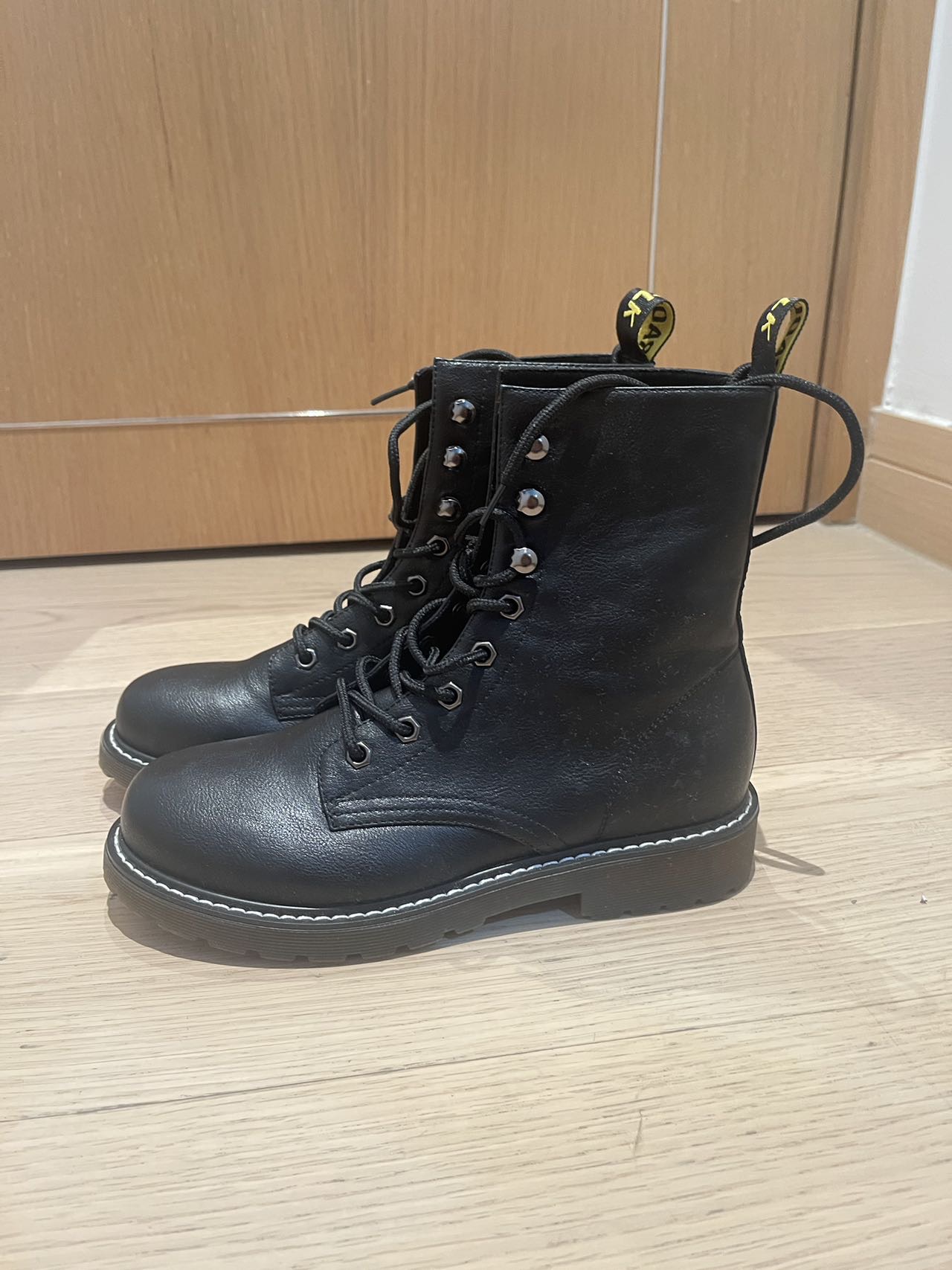 黑色八孔马丁靴