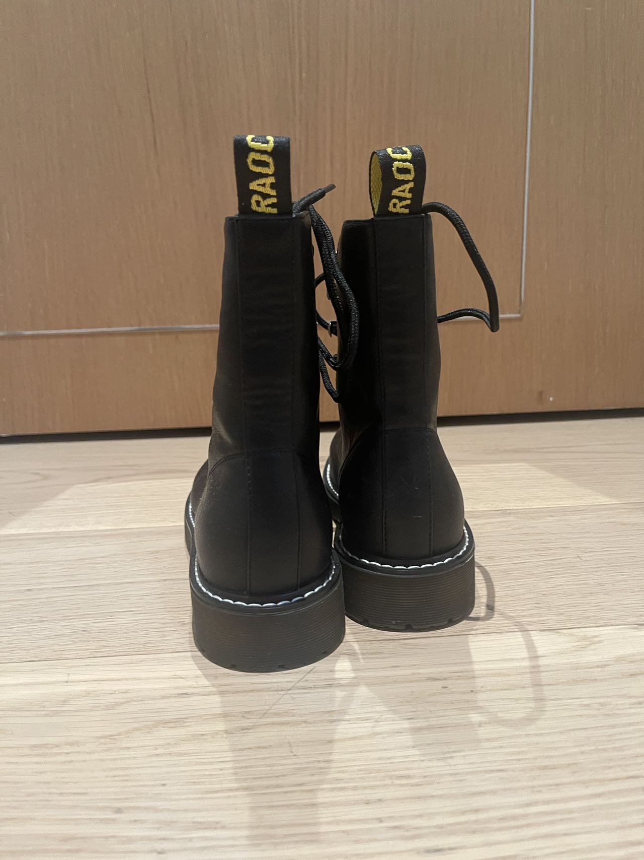 黑色八孔马丁靴