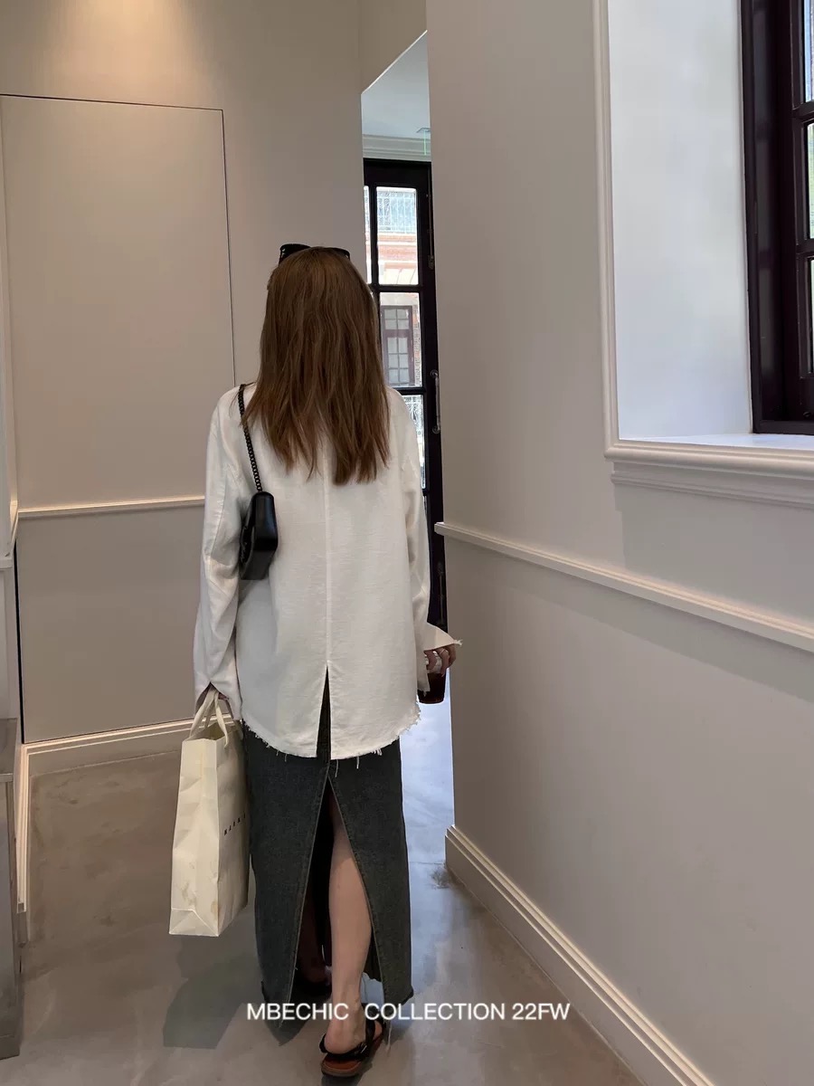 莫丙Mbechic 双侧系扣下摆毛边设计感小众上衣女秋季宽松白色衬衫