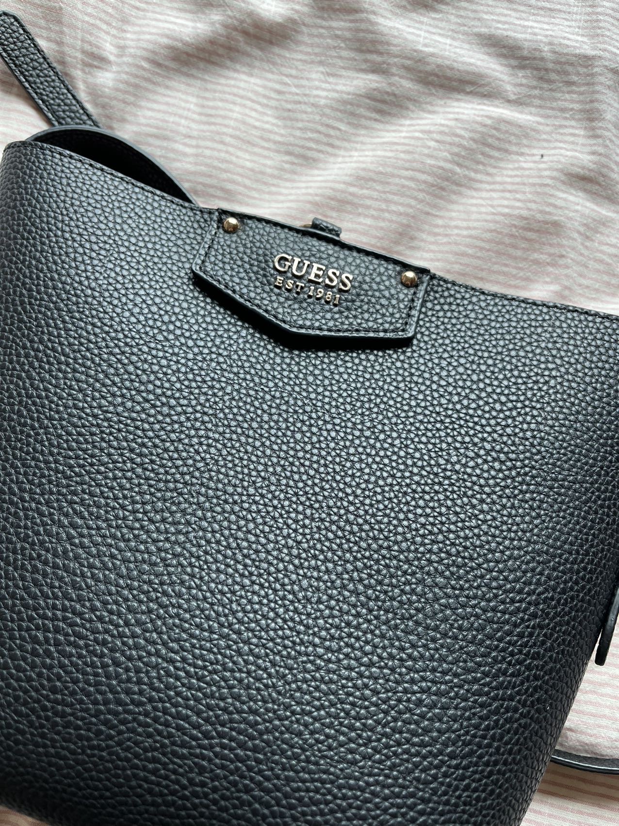 买一送二 Guess大容量斜挎包