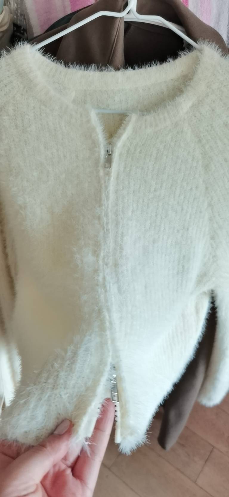 白色马海毛针织拉链衫