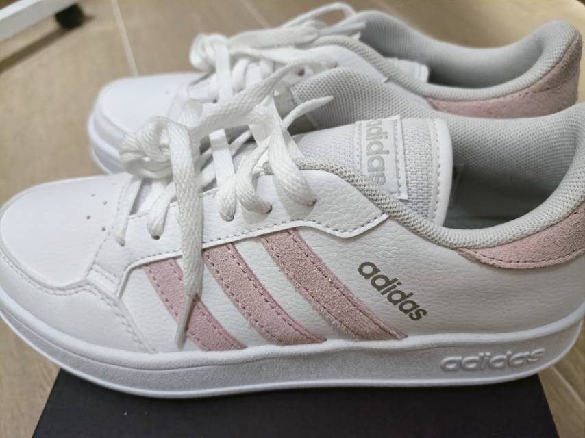 阿迪达斯运动鞋