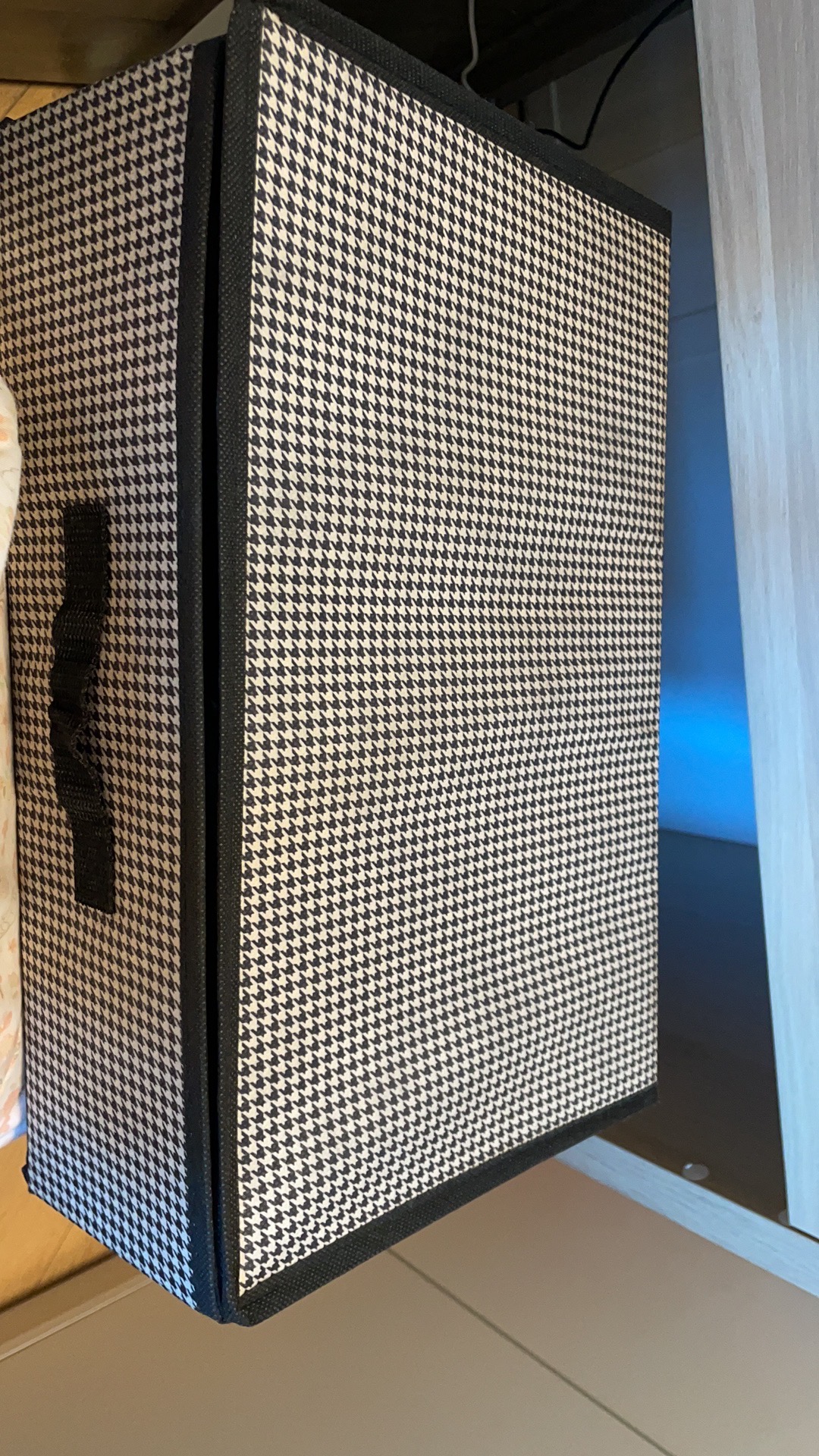 书写纸和布艺内衣盒