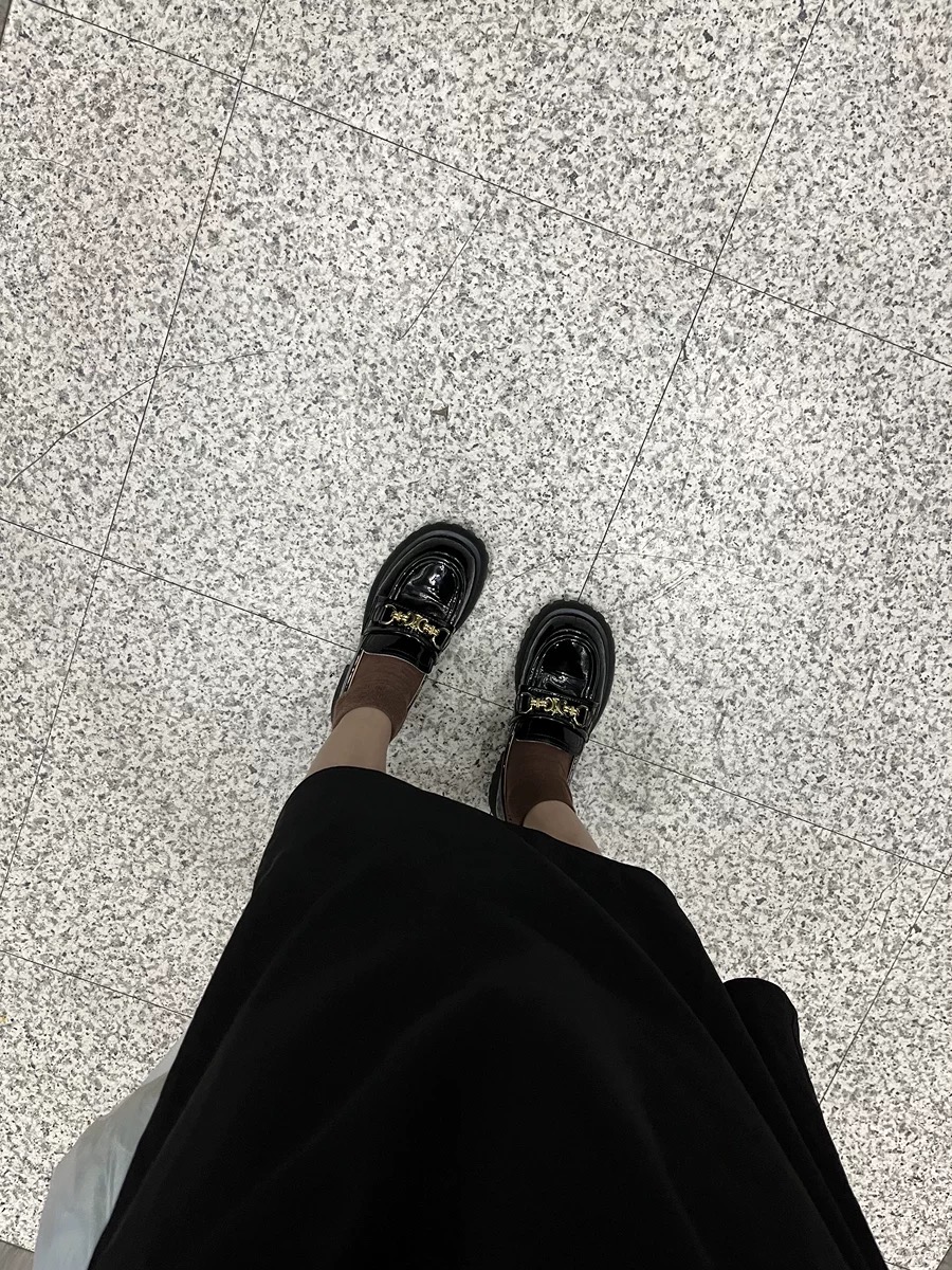 凯旋门圆头金扣厚底乐福鞋增高百搭黑色漆皮松糕鞋一脚蹬真皮女鞋