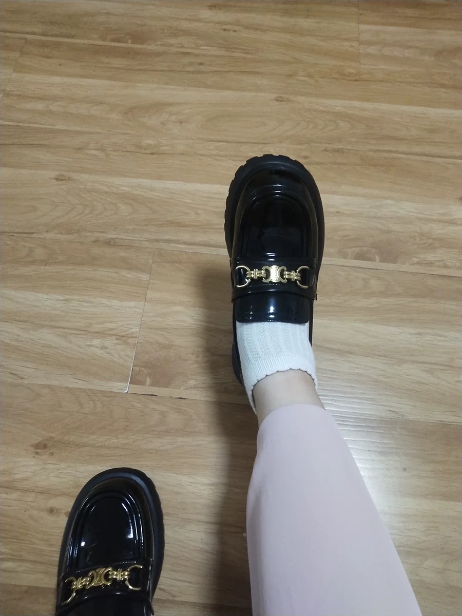 凯旋门圆头金扣厚底乐福鞋增高百搭黑色漆皮松糕鞋一脚蹬真皮女鞋