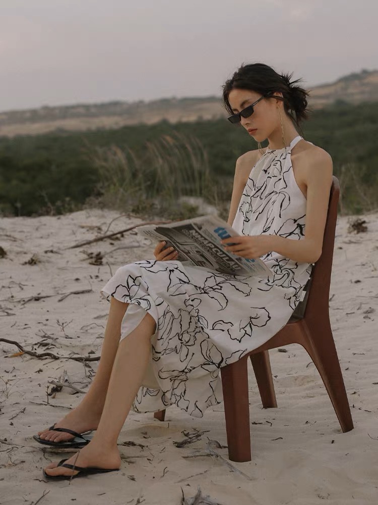 三亚超仙海边度假旅游沙滩裙女夏高级感云南西双版纳吊带连衣裙子
