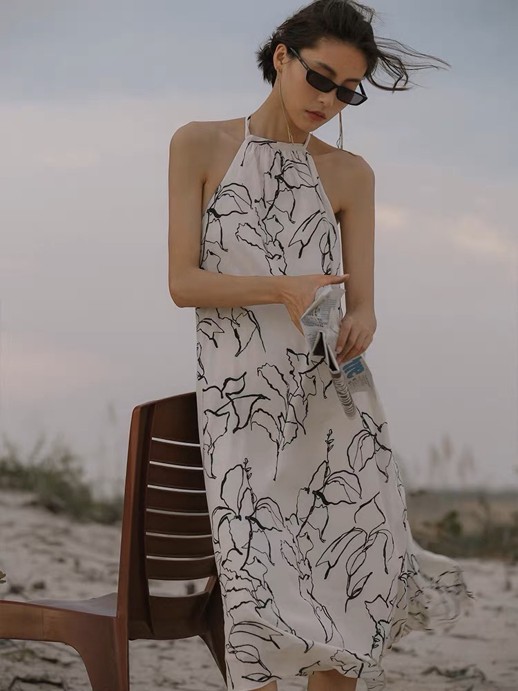 三亚超仙海边度假旅游沙滩裙女夏高级感云南西双版纳吊带连衣裙子