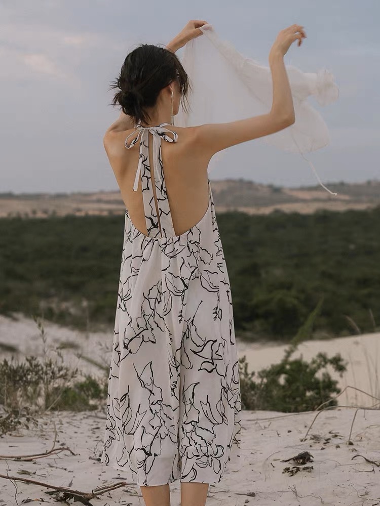 三亚超仙海边度假旅游沙滩裙女夏高级感云南西双版纳吊带连衣裙子