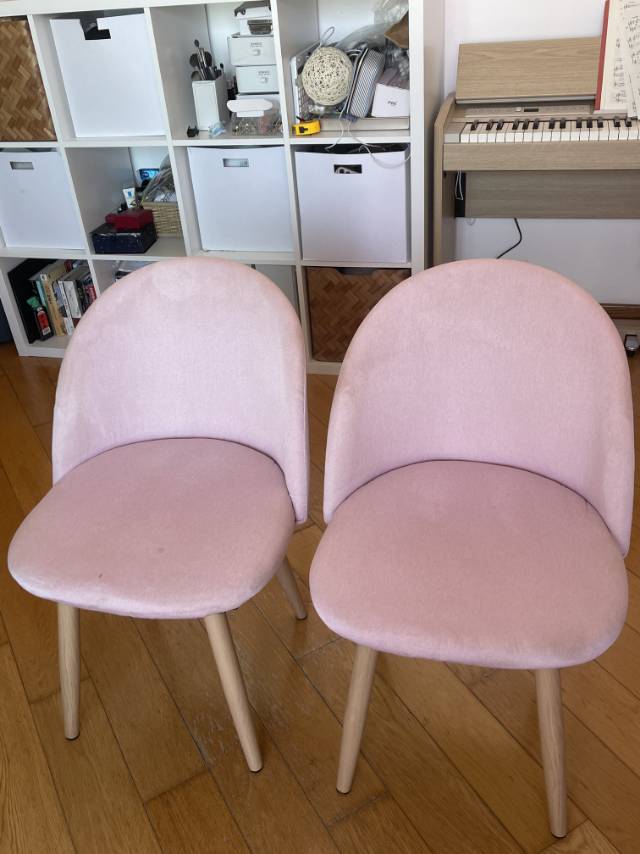 实木原桌一张，绒布椅子两把