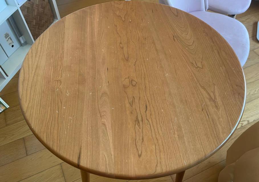 实木原桌一张，绒布椅子两把