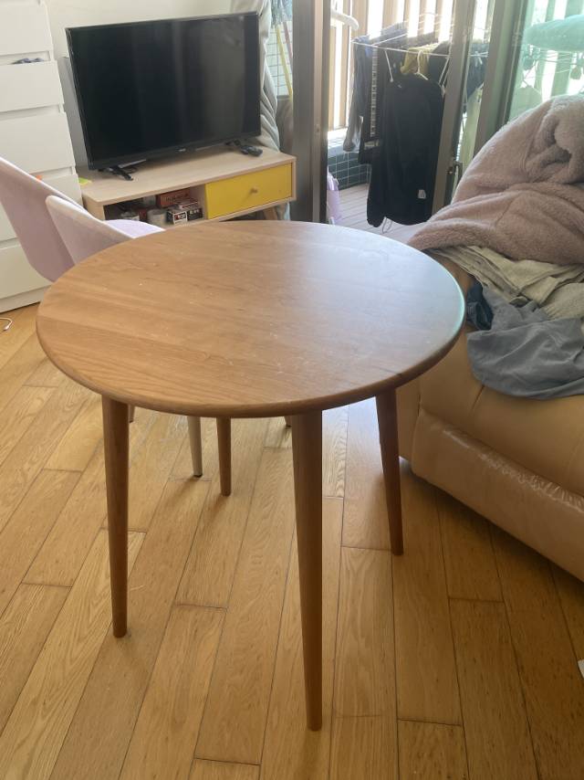 实木原桌一张，绒布椅子两把