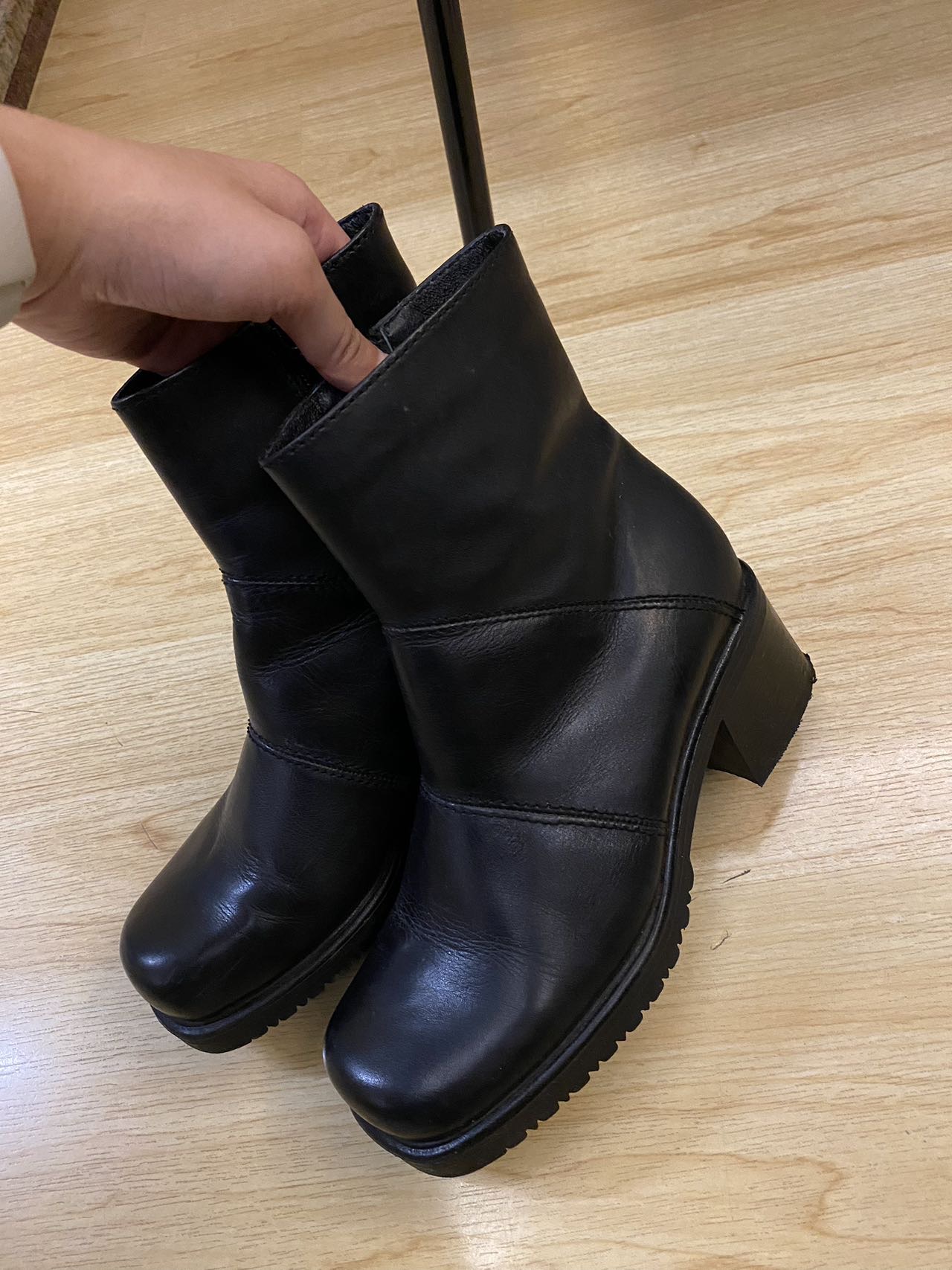 粗跟方头黑色女皮鞋35码