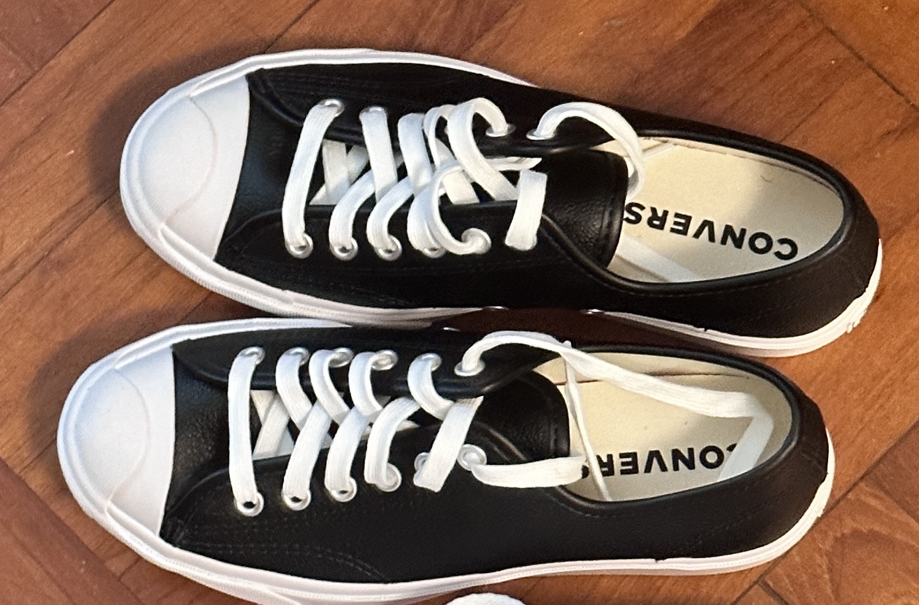 匡威球鞋（皮面开口笑,unisex,37码偏大,225MM)