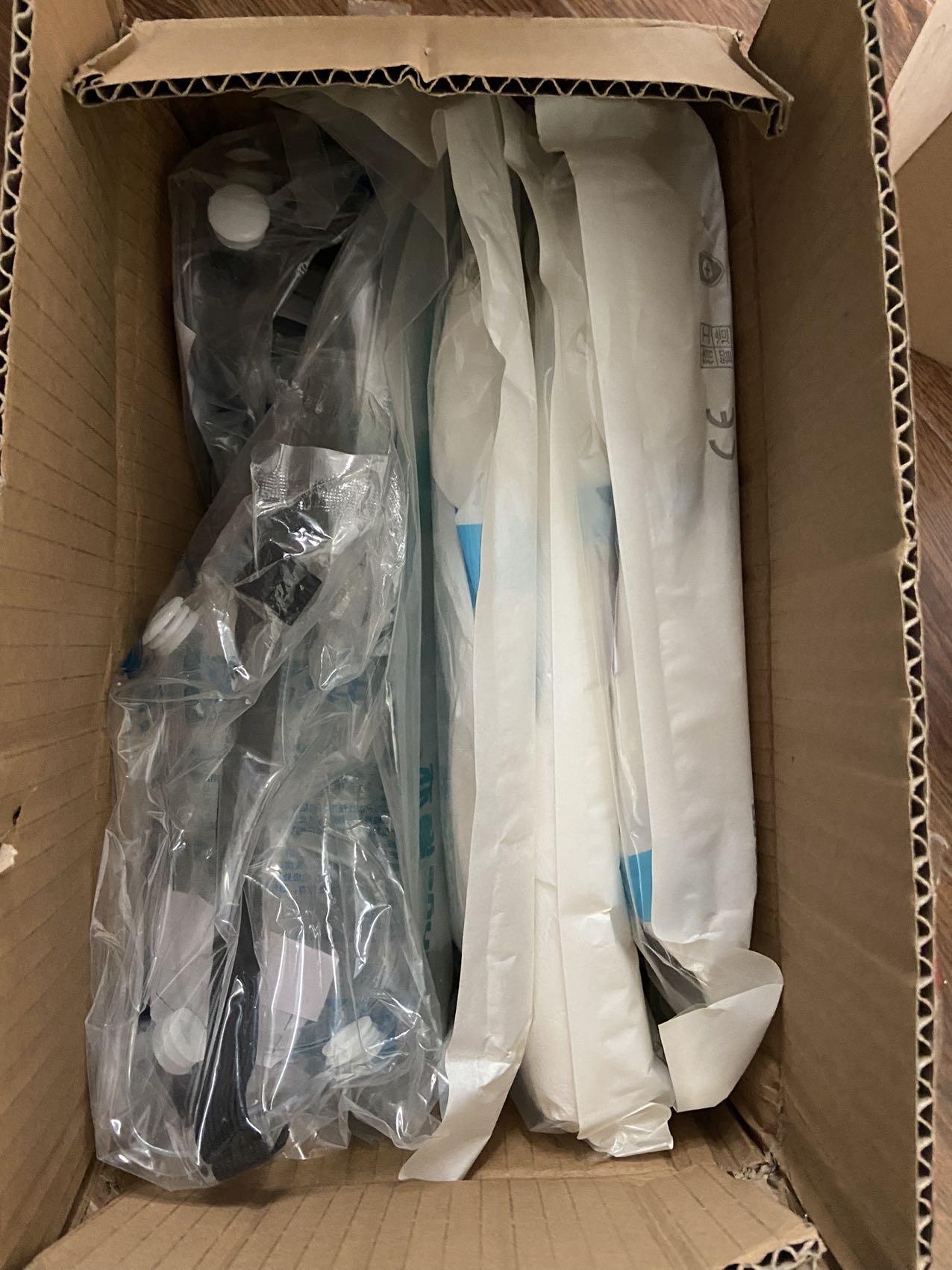 防护服和护目镜