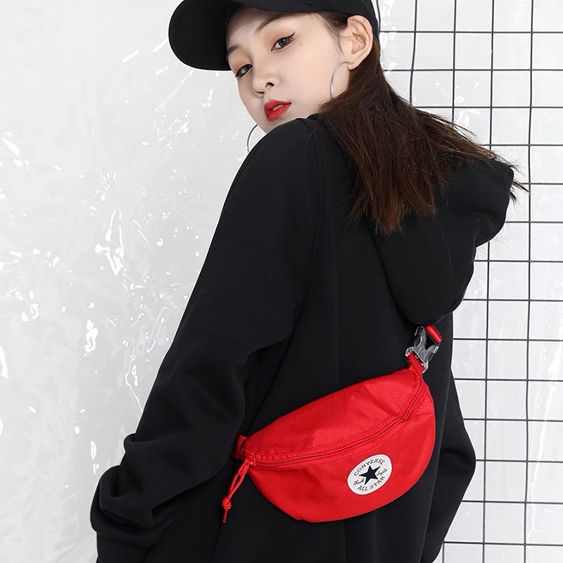 匡威红色斜挎包