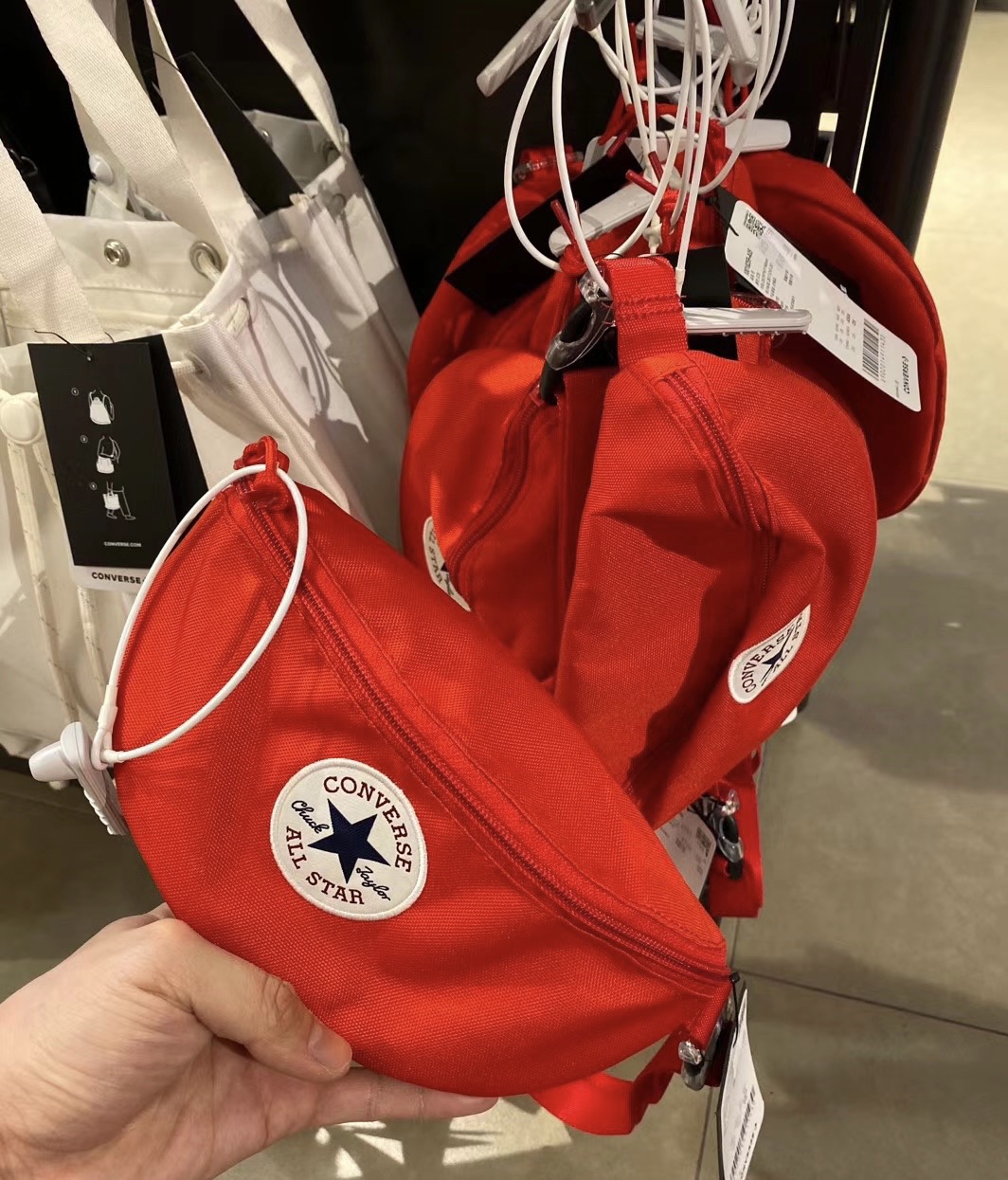 匡威红色斜挎包