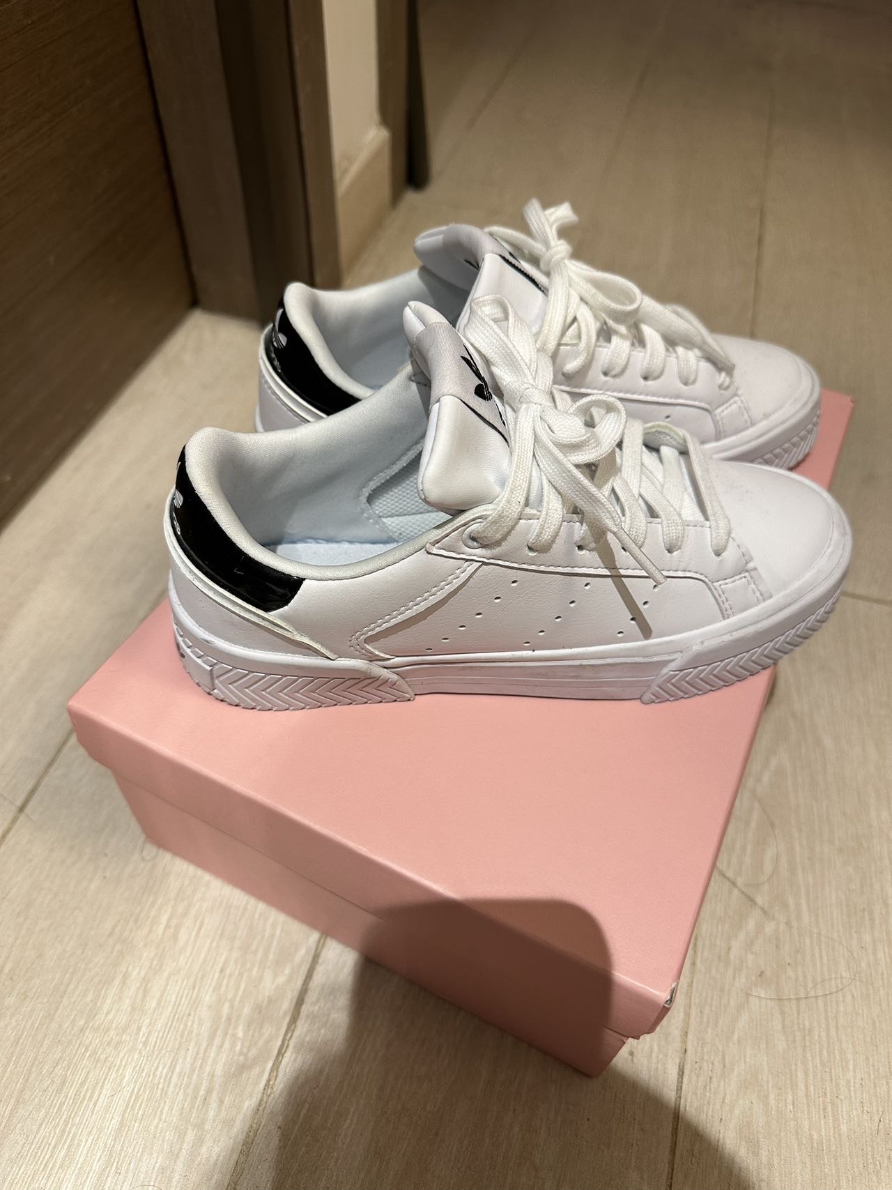 Adidas 經典款小白鞋