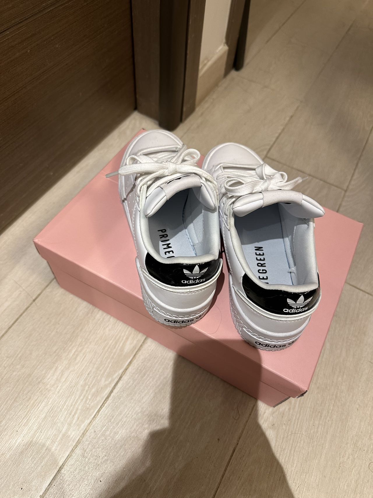Adidas 經典款小白鞋