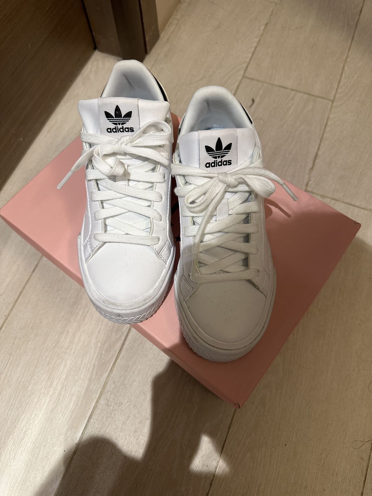 Adidas 經典款小白鞋