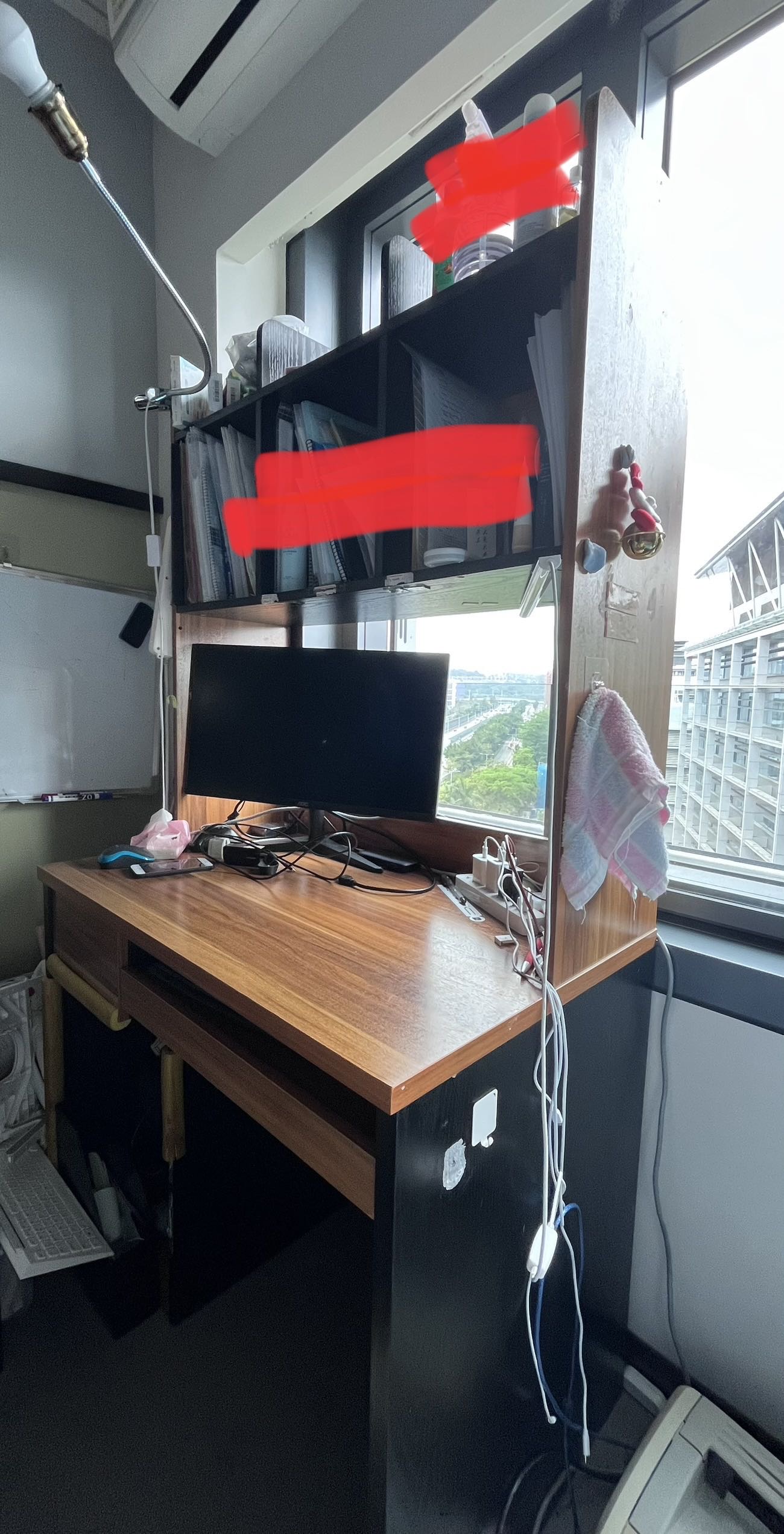 带书架的书桌