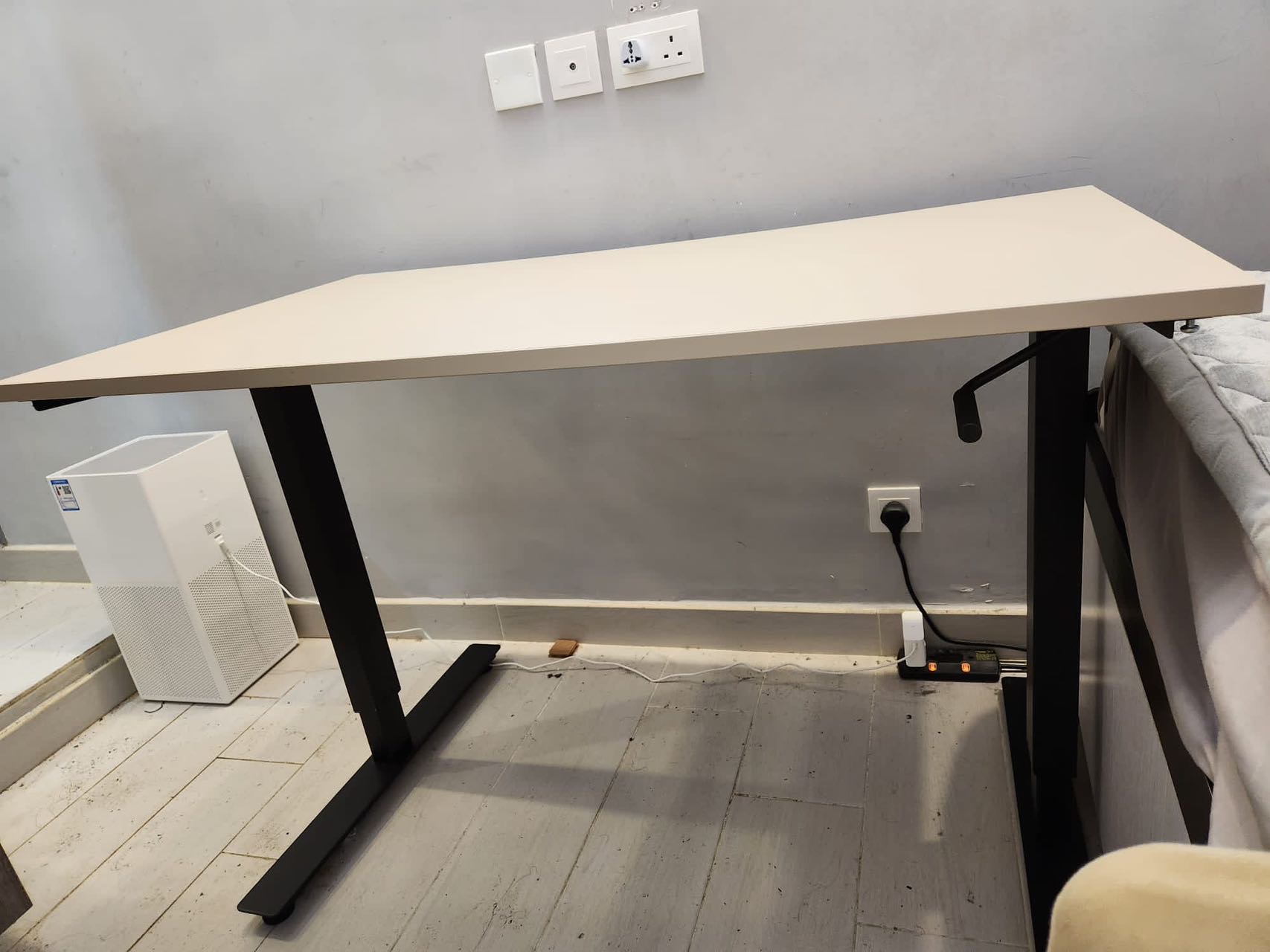 需4/5 早上8:30前取 极新 Ikea VESTEROY极新 TROTTEN 升降式书台, 米黄色/炭黑色, 120x70 cm