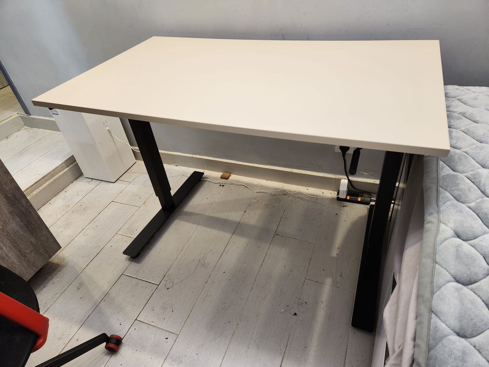 需4/5 早上8:30前取 极新 Ikea VESTEROY极新 TROTTEN 升降式书台, 米黄色/炭黑色, 120x70 cm
